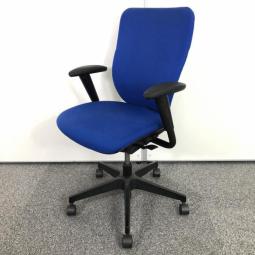 【在庫セール品・4脚限定】【T12】■イトーキ（ITOKI）製　プラオ（PRAO）チェア　肘付ハイバック　■ストロングブルー×ブラックシェル　■可動肘（ソフトパッド）　■ランバーサポート付き【一人ひとりにマッチする座り心地！ミドルクラスの定番チェア！】