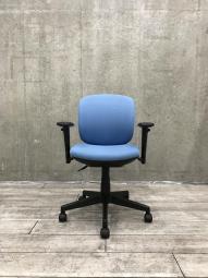 【関東倉庫在庫品】【シンプルなのに上質・座る人を選ばないフィット感！】【在庫入替セール品】■PLUS製　Presea　肘付きローバックチェア　■ライトブルー【弊社使用欄：A01019393】【ECBMC】