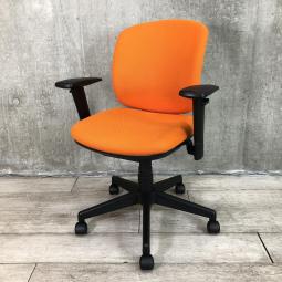 【関東倉庫在庫品】【シンプルなのに上質・座る人を選ばないフィット感！】【在庫入替セール品】　■PLUS製　Presea　肘付きローバックチェア　■オレンジ【弊社使用欄：A01019392】【ECBMC】