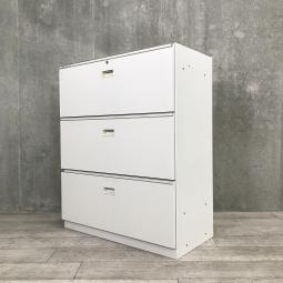 【A4ファイルも沢山収納可能！ホワイトカラーの人気シリーズ３段ラテラル書庫！】■イトーキ（ITOKI）製　シンラインシリーズ （THIN LINE）　３段ラテラル書庫　ローキャビネット　■シリンダー錠　■ホワイト