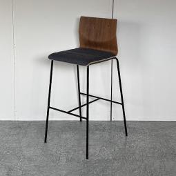 【ハイテーブルやカウンターに合わせて！リフレッシュスペースを演出！】■オカムラ(okamura)製　スイープ(sweep)シリーズ　カウンターチェア　ハイチェア　■ラスティックパイン(ブラウン)/座面：グレー