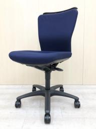 【長年愛されるロングセラー商品！オフィスの王道チェア、分厚いクッションとシンプルで使いやすい操作性！】■オカムラ（okamura）製　カロッツァ（Carrozza）チェア　肘無し　ローバック　■ダークブルー ×ブラックシェル　■コートハンガー付き