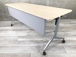 ☆W1800×D600㎜！【スタイリッシュなデザインで使いやすい！】■コクヨ（KOKUYO）製　リーフライン（Leafline）シリーズ　サイドスタックテーブル　フラップテーブル　■木目ナチュラル天板　幕板付き　【2～3名での使用に最適】