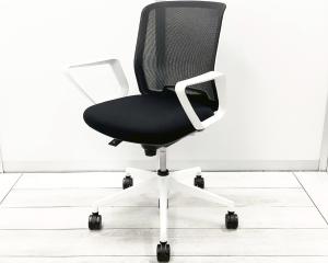 【コンパクトでスタイリッシュなデザイン！】■ウチダ　カリッサチェア　肘付　ブラック　ホワイトフレーム　■コスパの良いメッシュチェア！　【UCHIDA　CARISSA】