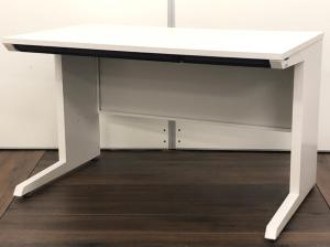 大人気の定番オフィスデスクがロット入荷！新規の購入はもちろん、レイアウト変更やご移転などの際に是非！
■イトーキ/CZR/ホワイト　横幅1200㎜×奥行700㎜×高さ720㎜