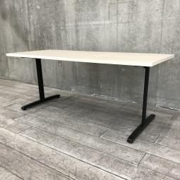 打ち合わせや作業にオススメのミーティングテーブル！
■オカムラ/8177シリーズ/天板カラー:プライズウッドライト 脚カラー:ブラック　ミーティングテーブル　会議用　■W1800×D750㎜