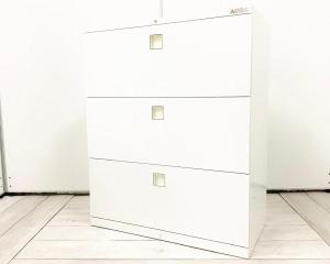 【オフィスの必需品！大容量の三段キャビネット！】■オカムラ（okamura）製　レクトラインシリーズ　3段ラテラル　ローキャビネット　■ベース付　■シリンダー錠　■ホワイト 【弊社使用欄：A01037187】