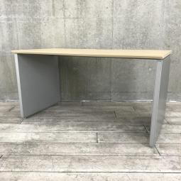 【ゆとりのあるワークスペースで作業効率がアップ！幅1400㎜のワークデスク　単体フリーアドレス！】■オカムラ（okamura）製　プロユニット（Pro Unit）　平机　引き出し無し　パネル脚　■W1400×D700×H720㎜　■天板：ナチュラル木目調 【弊社使用欄：A01047462】