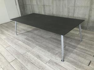 【「彩美」にして「細美」デザイン性抜群のスタイリッシュなミーティングテーブルが入荷！】■コクヨ(KOKUYO)製　サイビ(SAIBI)シリーズ　ミーティングテーブル　角テーブル　会議用　W2400㎜　■天板：木目ブラウン/4本脚：シルバー