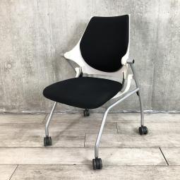 【関東倉庫在庫品】【疲れにくく快適な座り心地を追求！平行スタックで省スペース！】【在庫入替セール品】■イトーキ製　イプサ　ネスティングチェア　■ブラック×ホワイト【弊社使用欄：A01021265】【ECBMC】