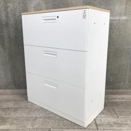 【収納力抜群の3段ラテラル書庫！A4書類が大量に収納可能！】■コクヨ(KOKUYO)製　エディア(EDIA)シリーズ　3段ラテラル　ローキャビネット　H1130㎜　■天板：ナチュラル/本体：ホワイト　■シリンダー錠【IB】