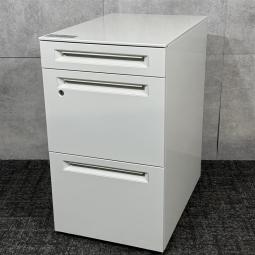 【博】【人気のオカムラ製ワゴン！デスクのお供や単体使いにも重宝します！】◆オカムラ　アドバンス　ホワイト　《オフィスバスターズ福岡博多店は、福岡を拠点として、日本全国へ中古オフィス用品・オフィス家具を提供しております》※サテライトは商談スペースのみの為、在庫は福岡の在庫を掲載しております。商品につきましてはお電話にてお問い合わせください※