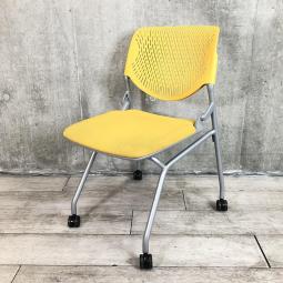 【関東倉庫在庫品】【シンプルなデザインで使いやすいミーティングチェア！】【在庫入替セール品】■オカムラ製　ルナ　ネスティングチェア　■イエロー【弊社使用欄：A01021721】【ECBMC】