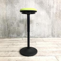 【「座る」と「立つ」のいいとこ取り！】■オカムラ(okamura)製　ピルエット(pirouetto)シリーズ　カウンターチェア　スツール　■座面：グリーン/シェル：ブラック【高さ調節可能なパーチングスツール！】