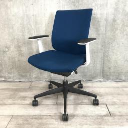 【オフィスの王道！納得の座り心地！魔法のように売れ続けている定番のオフィスチェア！】■コクヨ(KOKUYO)製　ウィザード2（wizard2）チェア　肘付ローバック　■固定肘・ランバーサポート付き　■プルシアンブルー×ホワイトシェル ×ブラック脚 【弊社使用欄：A01048229】