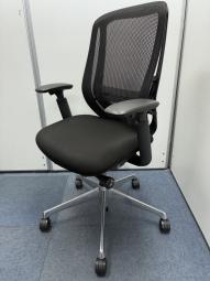 【限定1脚】【三次元曲面が身体にフィット！前傾チルト機能付き大人気メッシュチェア！】■オカムラ（okamura）製　シルフィーチェア（Sylphy）　肘付きハイバック　■背面メッシュ　■可動肘　■ブラック×ブラックシェル　■ランバーサポート付き