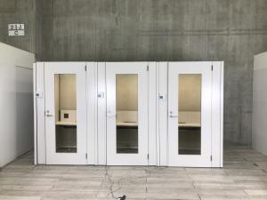 【オンライン会議・作業に便利！集中ワークブース！】■イトーキ製　3連ブース　ライト付き　天井・床なし　■ホワイト　 【ABW】【関東倉庫在庫品】【弊社使用欄：A01038385】