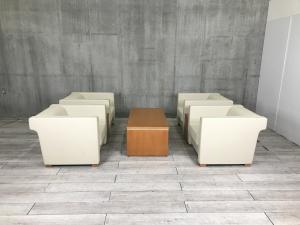 【休憩スペースやオープンスペースにオススメ！】■コクヨ製　応接セット一式　一人用ソファ×４，小テーブル×２，大テーブル×1　■ソファ：ホワイト　テーブル：ブラウン　 【ABW】【関東倉庫在庫品】【弊社使用欄：A01044259】