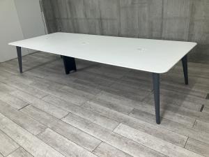 角が丸く優しいホワイト天板でお洒落なデザイン！横幅3600㎜タイプで6～10名様のご使用にオススメ！フリーアドレスデスクとしても人気！
■オカムラ/ライブス（Lives）/ホワイト　横幅3600㎜/奥行1400㎜　【ABW】