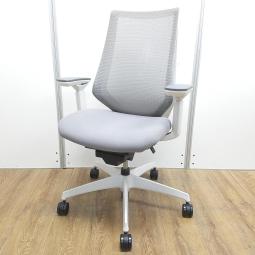 ★コクヨ製　デュオラ　ホワイトグレー　ホワイトグレーフレーム　肘付き　ハイバック　背面メッシュ　樹脂脚　アジャスタブル※可動肘　二重フレーム構造がもたらすしなやかで美しい背もたれ機能！　簡易操作で自分に合った姿勢をサポート！　肘付きハイバックチェア！！