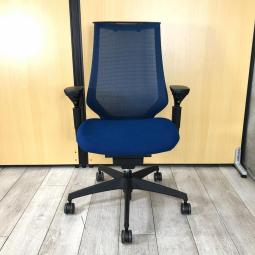 【訳あり商品】※肘にキズ・欠け・削れがあるためお安く！　■コクヨ　デュオラチェア　可動肘付　ターコイズブルー　ハンガー付　■二重フレーム構造がもたらすしなやかで美しいデザイン！【KOKUYO　Duora】※見た目を気にしなければお買い得！【在庫入替セール品！】