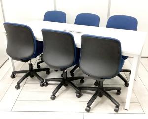 【セット商品（テーブル×1台/チェア×6脚）】多目的テーブル オススメ(おすすめ) 大人気　狭いスペースにも使用可能　 ミーティングテーブル※横浜本店撮影画像※