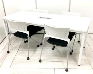 【セット商品（テーブル×1台、チェア×4脚）】多目的テーブル オススメ(おすすめ) 大人気　狭いスペースにも使用可能　 ミーティングテーブル※横浜本店撮影画像※