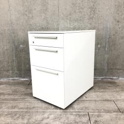 【フリーアドレスの必須品！収納とワークスペースの拡張にオススメ！】■オカムラ(okamura)製　 アドバンス(ADVANCE)シリーズ　３段ワゴン　フリアド用　H650㎜　■シリンダー錠　■ホワイト　※塗装剝がれ・キズ有