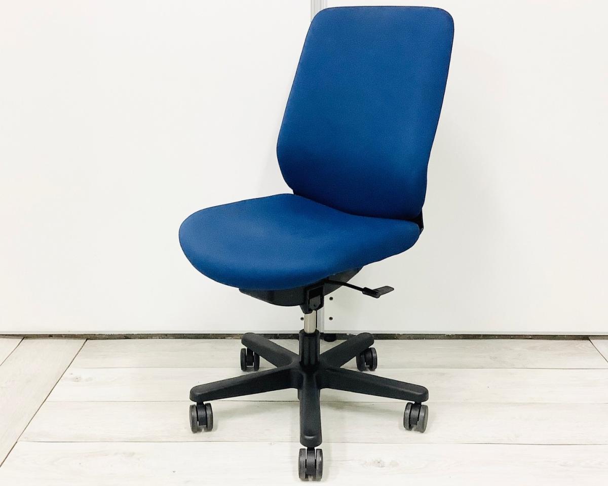 【全ての機能をコンパクトに！クッション性が高く座り心地が良い！】■イトーキ（ITOKI）製　トルテ（torte）チェア　肘無し　ハイバック　■ディープブルー ×ブラックシェル
                        トルテチェア
                                    中古
            