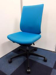 【オフィスの王道・納得の座り心地！魔法のように売れ続けている定番のオフィスチェア！】■コクヨ（KOKUYO）製　ウィザード（wizard）チェア　肘無し　ハイバック　■ミディアムブルー×ブラックシェル