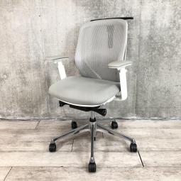 【前傾チルト機能付き】【オカムラ製品で最も人気を集める高機能メッシュチェア！】■オカムラ(okamura)製　シルフィ(Sylphy)チェア　肘付き　ローバック　背面メッシュ　■可動肘・ハンガー(ブラック)付　■ライトグレー×ホワイトシェル