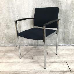 【シンプルで使い勝手の良いスタッキングチェア！使わない時は重ねて収納！】■プラス(PLUS)製　M-380シリーズ　肘付　スタッキングチェア　会議用チェア　キャスター無　■ブラック【省スペース化に貢献】