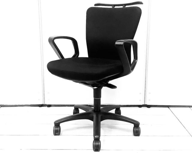 【肘付&ハンガー付の万能ワークチェア】
オカムラ「Carrozza」が入荷。固定肘とコートハンガーで使い勝手◎。ブラックボディの落ち着いたデザインでオフィスでも自宅でも使いやすい人気モデルです。