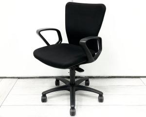 【肘付万能ワークチェア】
オカムラ「Carrozza」が入荷。固定肘付きで使い勝手◎。ブラックボディの落ち着いたデザインでオフィスでも自宅でも使いやすい人気モデルです。