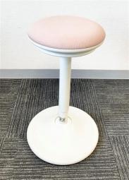 反立ち姿勢をサポートするオカムラ「ピルエット」が入荷。立ち仕事と座り作業の間をスムーズに切り替えられる便利なチェアで、省スペース運用にもおすすめです。