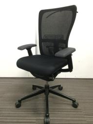 【在庫セール品・6脚限定】【T12】■ヘイワース(HAWORTH)ゾディーチェア　肘付ハイバック　■可動肘　■ブラック　■ランバーサポート付　■コートハンガー付【デザイン性の高いハイバックメッシュチェア】