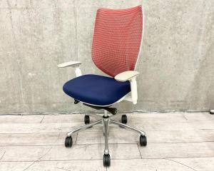 【在庫入替セール】【人間工学から生まれた最先端のワーキングチェア！】■オカムラ　サブリナチェア　可動肘付　背：レッド / 座：ダークブルー　■流れるような美しいフォルム！姿勢に心地よくフィット！【K12】