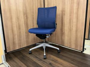 【厚めのクッションで快適な座り心地！どんな空間にも調和するデザインと最上級の操作性！】■オカムラ(okamura)製　コーラルチェア (Choral)　肘無ミドルバック　メッシュタイプ　■ブルー【AD】