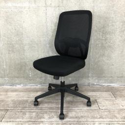 【人気のブラックカラー！座り心地が良いゆったりサイズ！強度を保つ2本の支柱をアクセント！】■プラス(PLUS)製　ネクシス(NEXIS)　肘無ローバックチェア　■ブラック【関東倉庫在庫品】【弊社使用欄：A00914672】【社内使用欄：TOC】