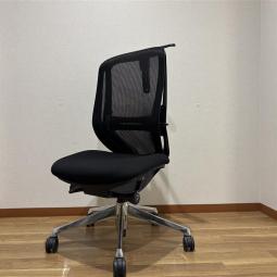 【西】～体にフィットする快適設計～【オカムラ】【シルフィー】【背面メッシュ】【ブラック】【チェア】【椅子】【イス】【事務椅子】【デスク】【机】【書庫】【書棚】【棚】【ラック】【収納】【格安】【安い】【メーカー】【レイアウト変更】【模様替え】【福岡オフィス家具】【福岡中古家具】【中古事務什器】【中古チェア】【中古椅子】