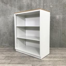 【見える化にフォーカスしたオープン書庫！清潔感のあるホワイトカラー！】■イトーキ（ITOKI）製　シンラインシリーズ（THIN LINE ）　オープン書庫　ローキャビネット　H1120㎜　■天板・ベース付き　■色：ホワイト　天板：木目調ナチュラル