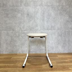 【西】～省スペース＆高耐久～【オカムラ】【ハンキングスツール】【アイボリー】【会議用】【ミーティング】【オフィスチェア】【事務イス】【収納】【中古】【福岡オフィス家具】【福岡中古家具】【中古事務什器】【中古チェア】【中古椅子】