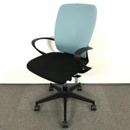 １脚限定特価！！！【スタンダードなデザインで快適な座り心地！姿勢の変化にフレキシブルに対応！】■イトーキ(ITOKI)製　フルゴチェア　肘付　ハイバック　■サークル肘　■背面：ターコイズブルー/座面：ブラック【2410】弊社使用欄【A00981932】