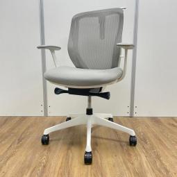 【1脚限定の為、クレジット決済優先！】オカムラ製　シルフィーシリーズ　ライトグレー　ホワイトフレーム　デザインアーム※固定肘　コートハンガー　樹脂脚　メッシュ仕様　大人気前傾チェア　背のカーブを変えられる新感覚のオフィスシーティング　肘付きローバックチェア！！