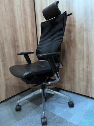 【新品定価約38万円】【イトーキが手掛ける高機能チェア！】■イトーキ　スピーナ　革張り　ブラック　可動肘　ヘッドレスト付き　コートハンガー