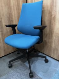 【二重フレーム構造がもたらすしなやかで美しい背もたれ機能！簡易操作で自分に合った姿勢をサポート！】■コクヨ（KOKUYO）製　デュオラ（Duora）　ハイバック　肘付き　■背面メッシュ　■可動肘　■ブルー×ブラック