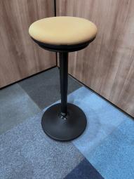 オカムラ　ピルエット　スイング脚スツール　健康志向の方におすすめ