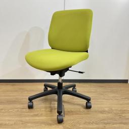 【在庫入替セール】イトーキ　トルテチェア　肘無しローバック　モスグリーン×ブラックフレーム　シンプルなつくりの定番モデル