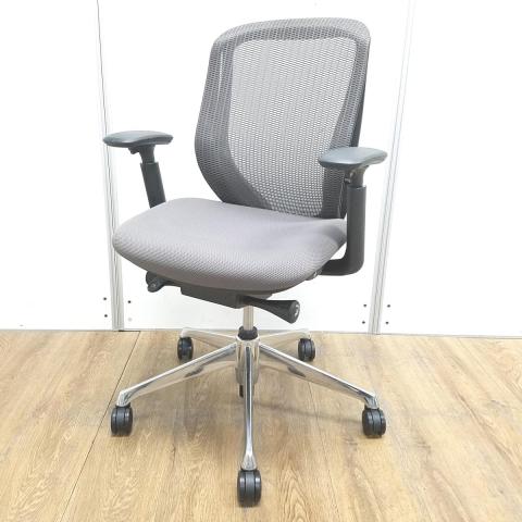 ★オカムラ製 シルフィ ミディアムグレー ブラックフレーム ローバック 背面メッシュ アジャストアーム※可動肘 ポリッシュ脚 前傾チルト機能付き オカムラ製品で最も人気を集める高機能メッシュチェア! 肘付きローバックチェア!!