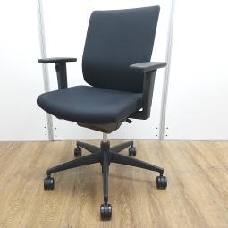 ★【K12】コクヨ製　ウィザード2　ブラック　ブラックフレーム　ローバック　肘付き　ランバーサポート付　可動肘　オフィスの王道！　納得の座り心地！　魔法のように売れ続けている定番のオフィスチェア！　肘付きローバックチェア！！